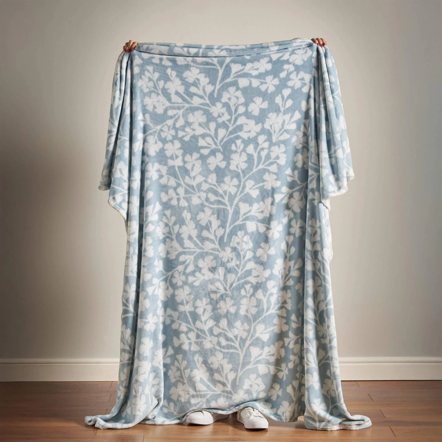 Brooke Floral Duck Egg Cosy Fleece Throw 3 Brooke Floral Duck Egg Cosy Fleece Throw - Image 3