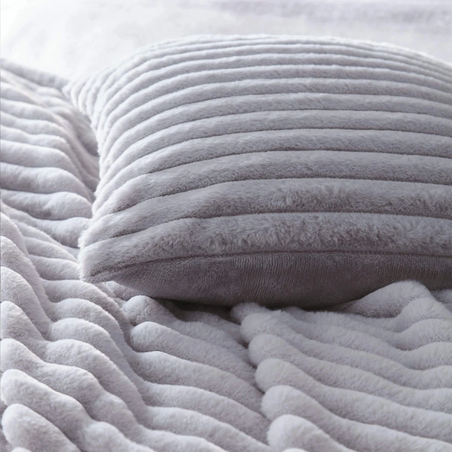 Morritz Grey Faux Fur Throw 3 Morritz Grey Faux Fur Throw - Image 3