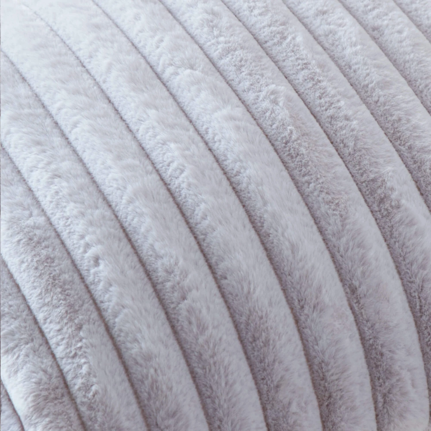 Morritz Grey Faux Fur Throw 4 Morritz Grey Faux Fur Throw - Image 4