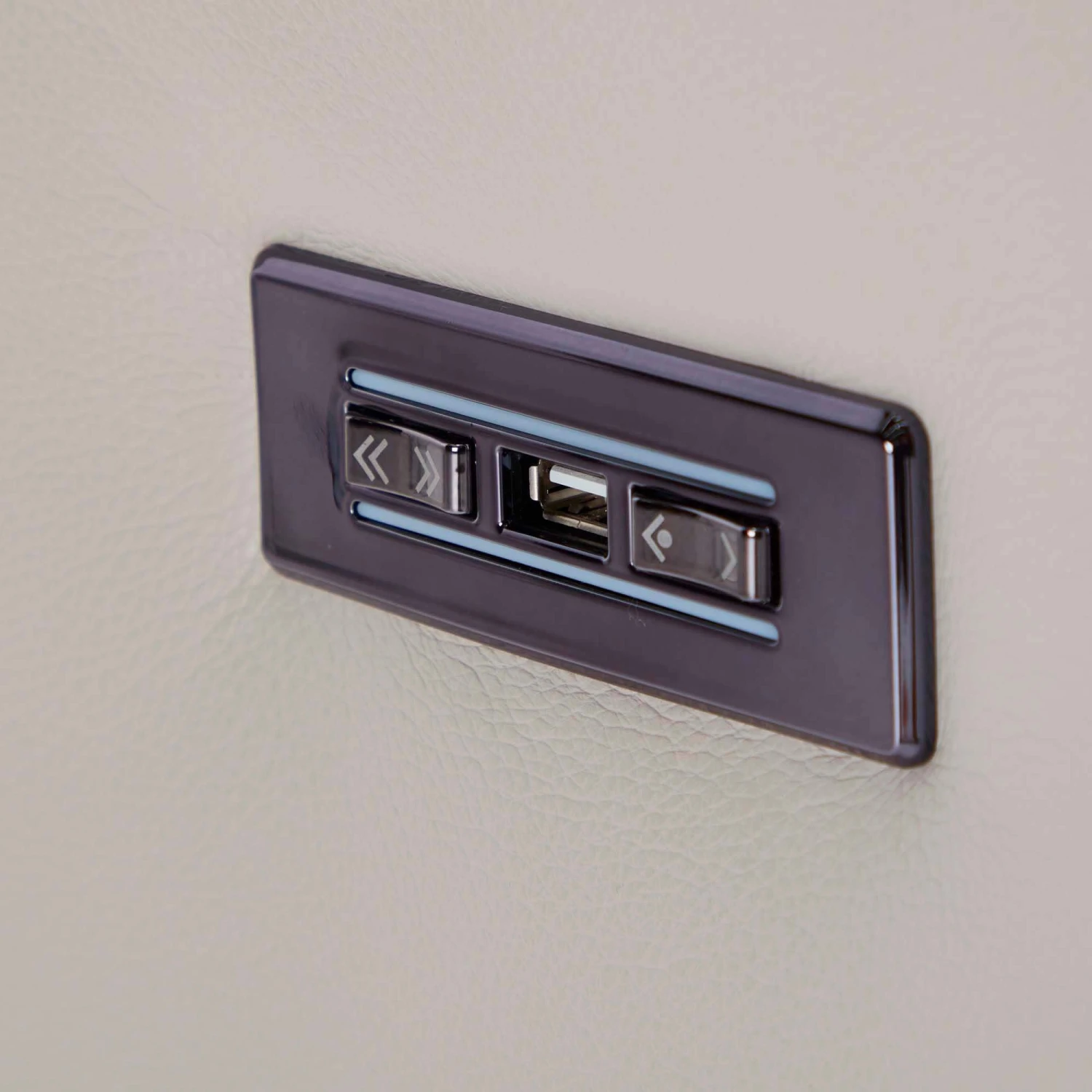 Natuzzi Greg Greige Leather Electric Recliner Armchair 7 Natuzzi Greg Greige Leather Electric Recliner Armchair - Image 7