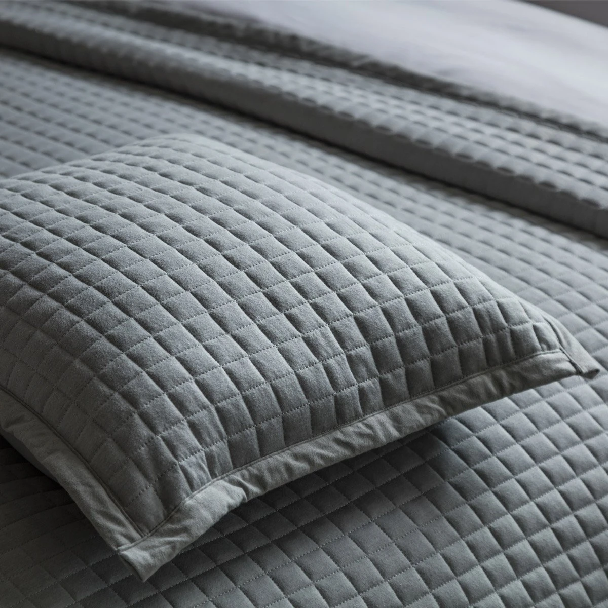 Belledorm Crompton Grey Quilted Throw 2 Belledorm Crompton Grey Quilted Throw - Image 2